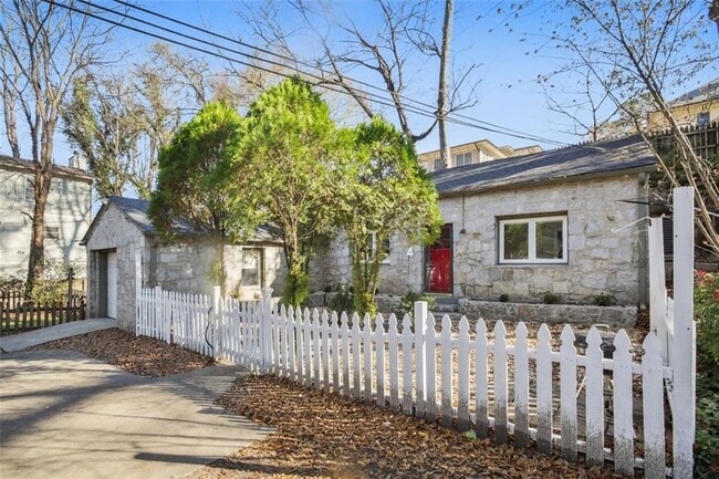 Photo - 653 Somerset Terrace NE