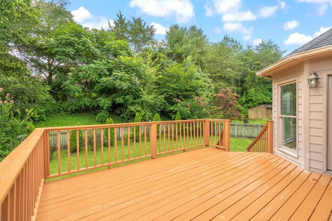 Photo - 8112 Meadowood Ln