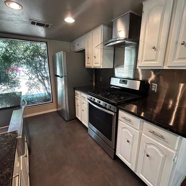 Photo - 3901 Knollwood Dr Unit B