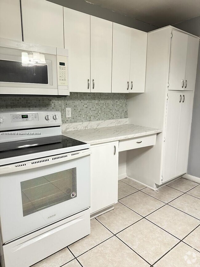 Building Photo - 4524 SW 54th St Unit 605W Rental