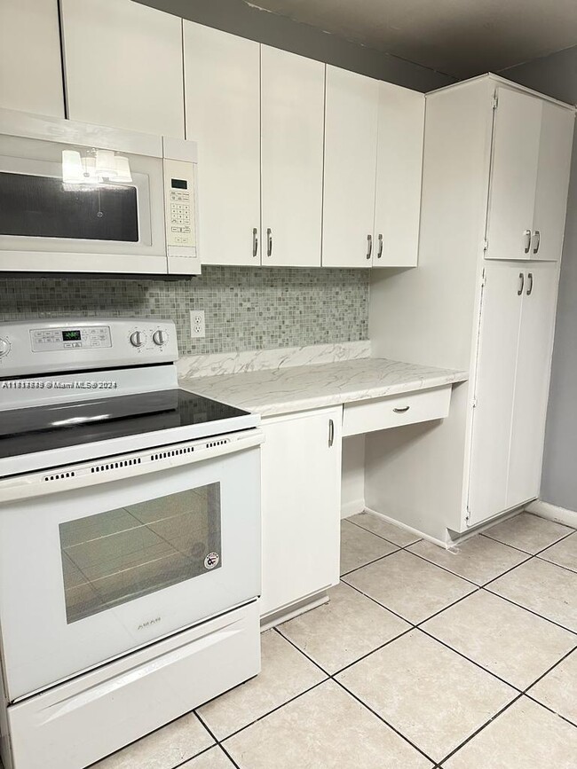 Photo - 4524 SW 54th St Unidad 605W Rental