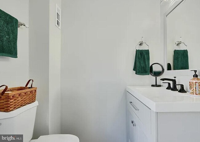 Photo - 2242 E Fairmount Ave