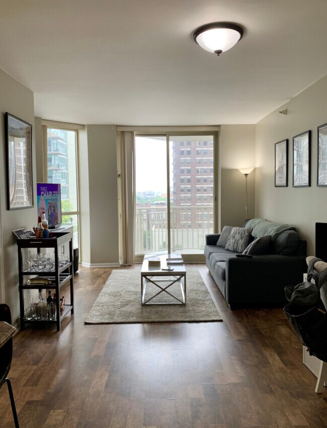 645 N Kingsbury St Unit 907