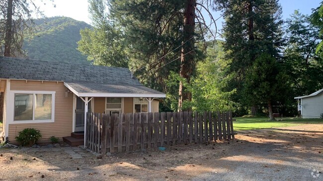 Building Photo - 1796 Rogue River Hwy Unit A Rental