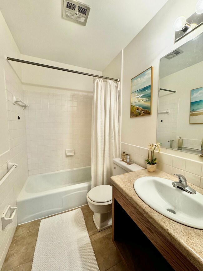 Baño virtualmente escenificado - University Terrace Apartments