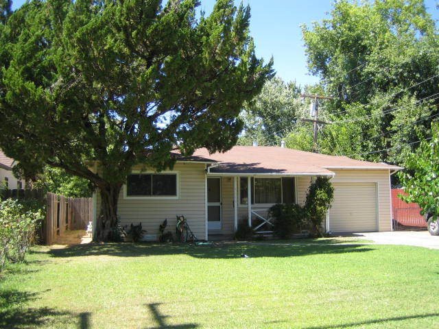 2 bedroom 1 bath Cute home and Large Backy... - 2 bedroom 1 bath Cute home and Large Backy...