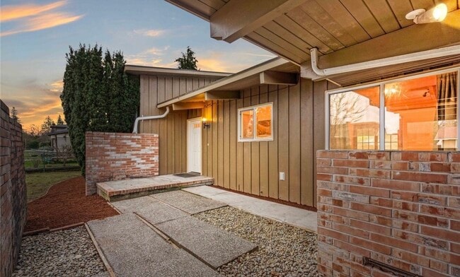 Building Photo - 616 117th St S