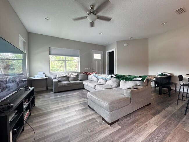 Photo - 4 Bedroom in Tomoka View