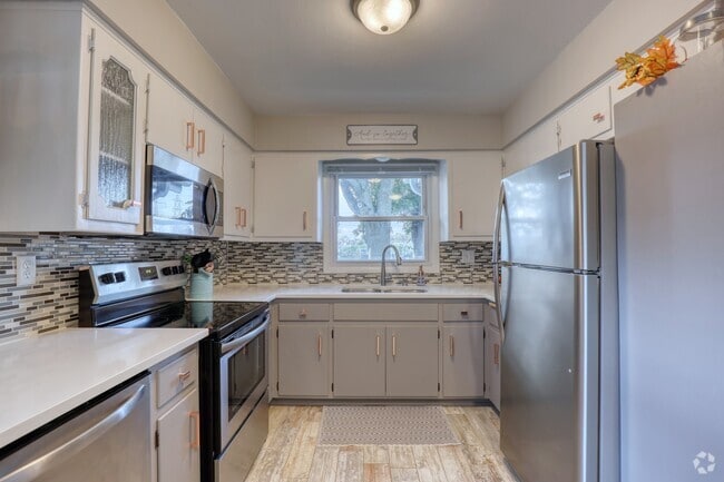 Building Photo - 11918 W Dearbourn Ave Rental