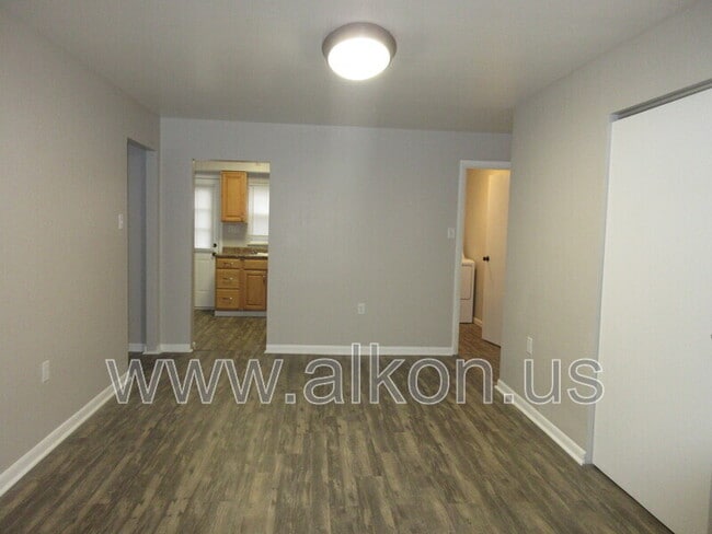 Photo - 2128 Eccles St