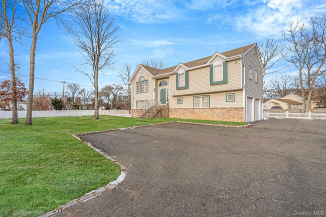 Photo - 475 Old Country Rd