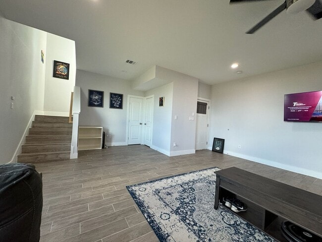 Photo - 127 Juanita Cir