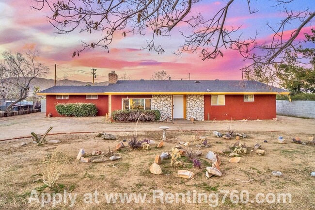 Stylish 3-Bedroom Home with Fenced Yard, S... - Stylish 3-Bedroom Home with Fenced Yard, S...