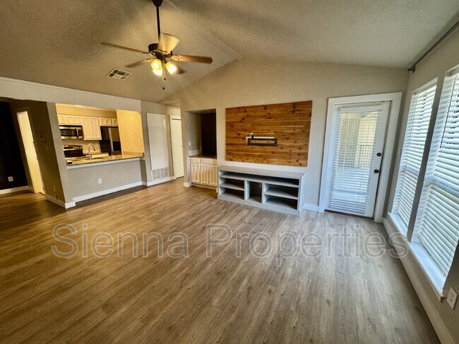 Building Photo - 1202 Thorpe Ln Unit 304 Rental