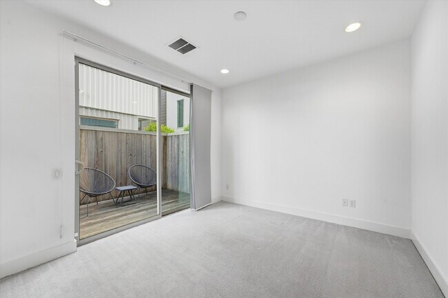 1155 W 17th St