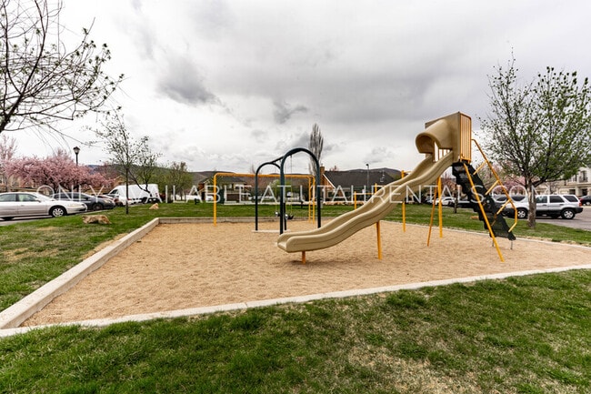 Photo - 211 Greenfield Cir