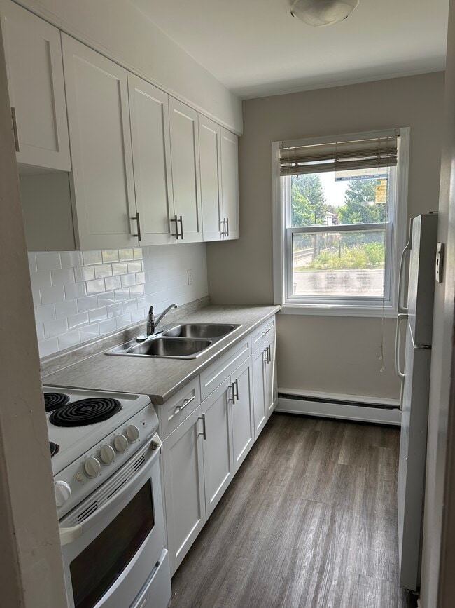 Photo - GREAT VALUE FOR 2 BEDROOM TOWNHOME IN NORTH LONDON