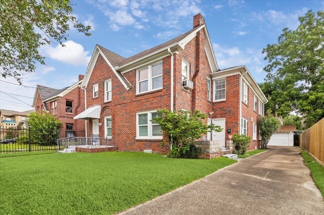 Photo - 2113 Berry St