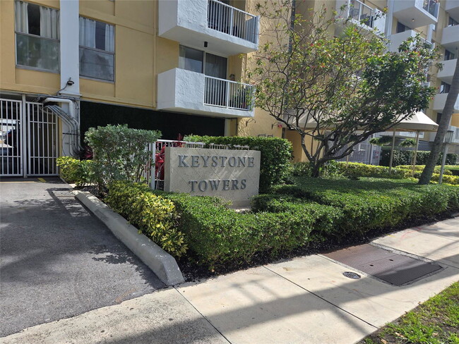Photo - 2000 NE 135th St Unidad 302