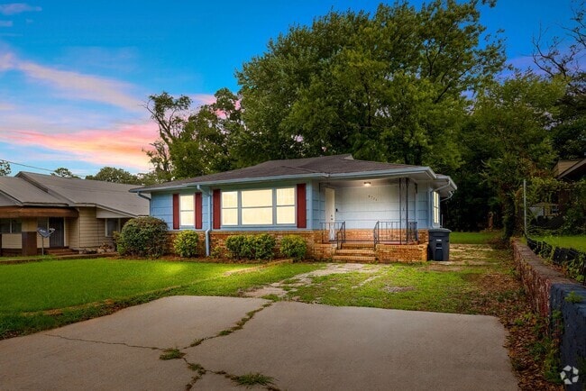 Building Photo - Spacious beautiful 4-bedroom 1 bath home