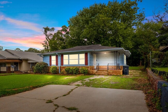 Spacious beautiful 4-bedroom 1 bath home - Spacious beautiful 4-bedroom 1 bath home