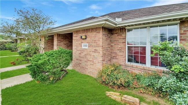 Photo - 3 Bed, 3 Bath Duplex in College Station
