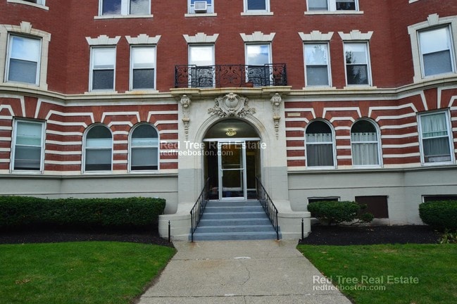 Building Photo - 1589 Beacon St Unit 8