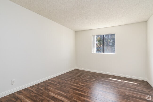 1BR, 1BA - 775SF - Bedroom