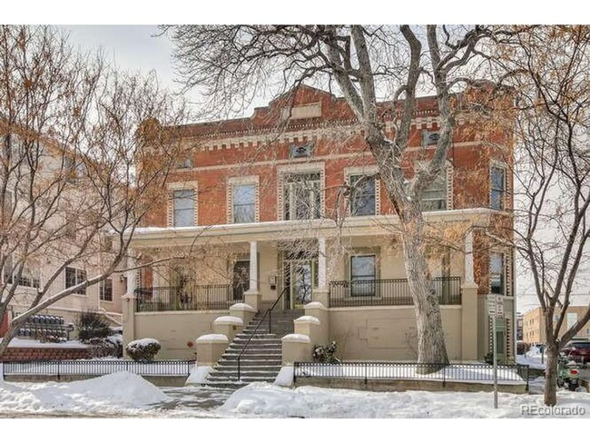 Large windows and exposed brick wall - Large windows and exposed brick wall Unidad 305 Rental