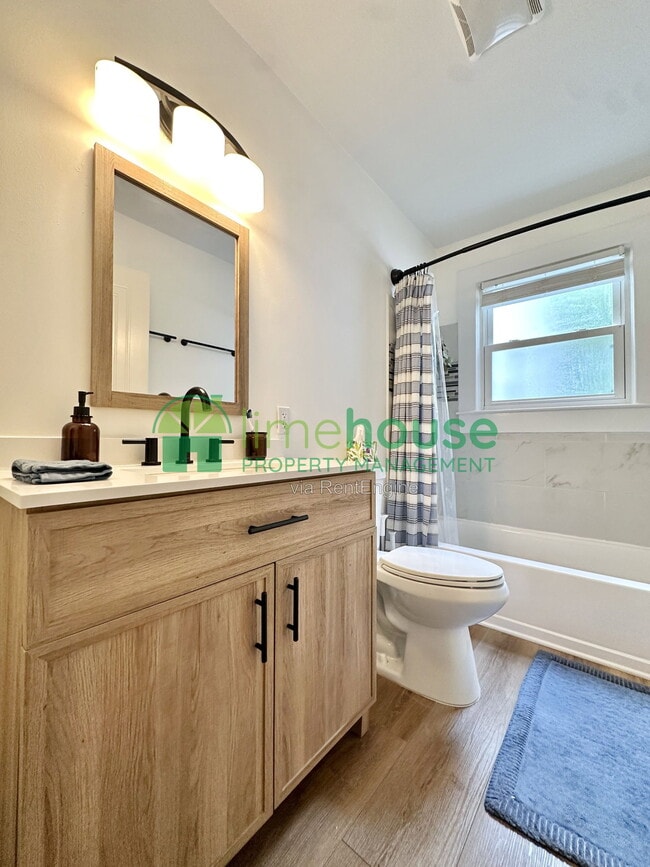 Photo - 2835 Somme Ave
