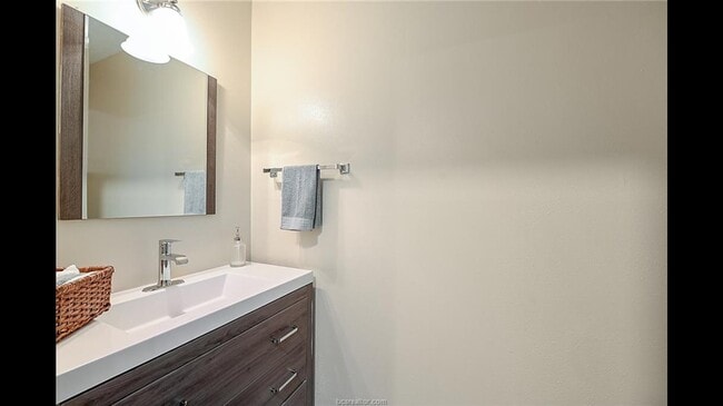 Building Photo - 1408 Summit St Unit B Rental