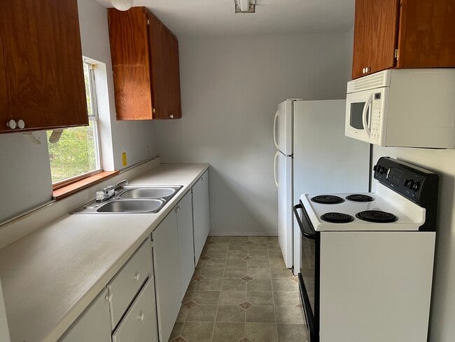 Building Photo - 204 E Good St Unit Upstairs