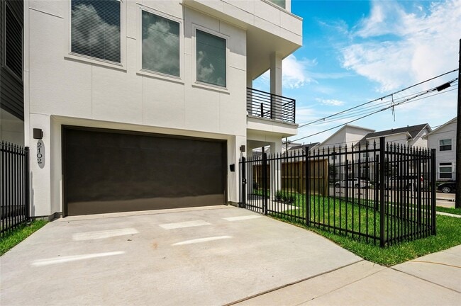 Photo - 2102 Live Oak St