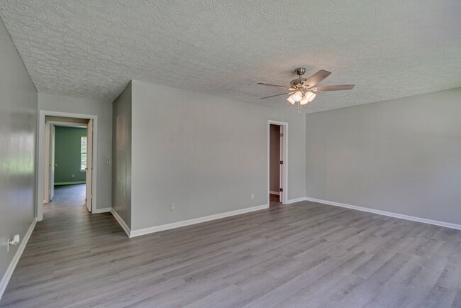 Photo - Nicely Renovated Ranch in Richmond Hill with Hard Surface Floors Throughout