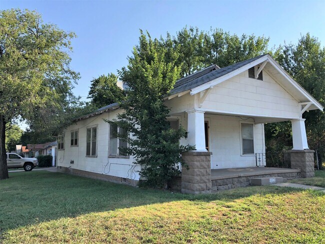 Building Photo - Large 3 bedroom with 2 car garage