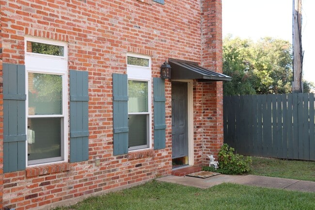 Building Photo - Townhouse
