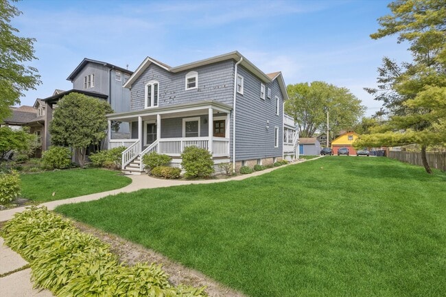 Building Photo - 1209 Dewey Ave Unit 2F