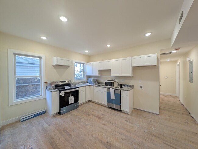 Building Photo - 5 Lowell Cir Unit 1