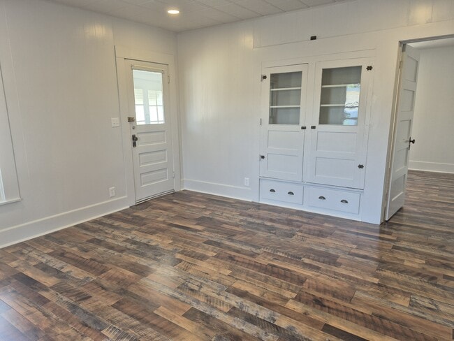 Photo - 547 McLean Rd