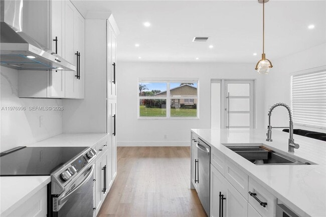 Photo - 461 SW 1st St