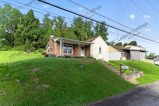 Building Photo - 649 Maple St
