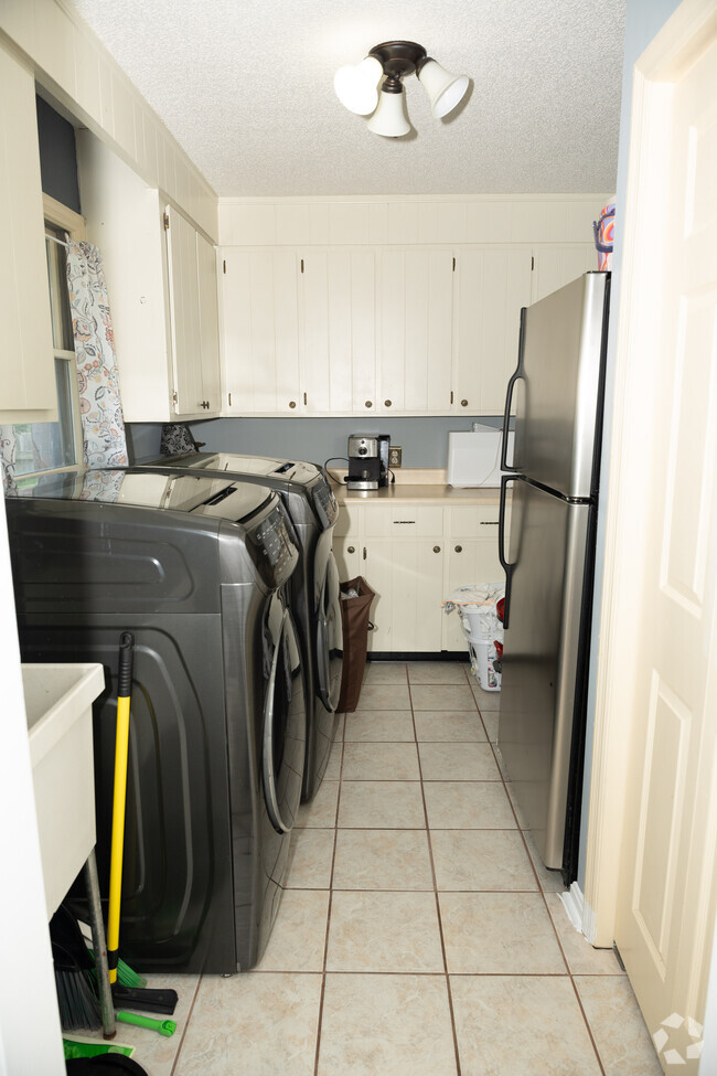 Building Photo - 122 Friar Tuck Ave Rental