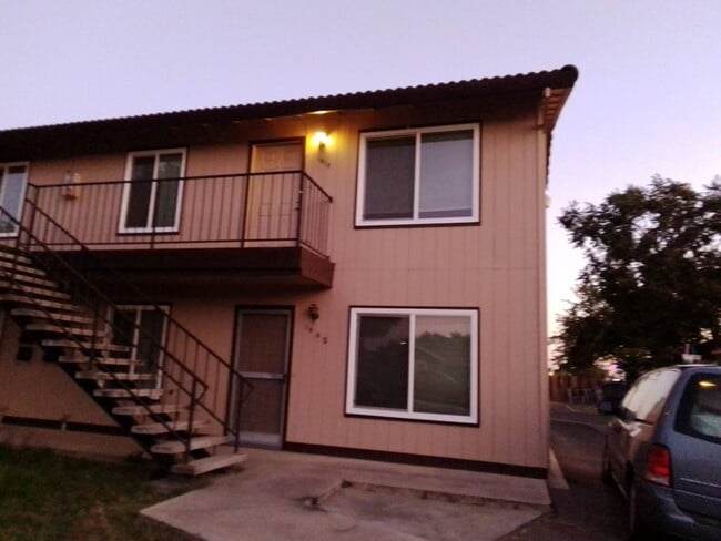 Building Photo - 1804 Fir Ave Unit 190-3