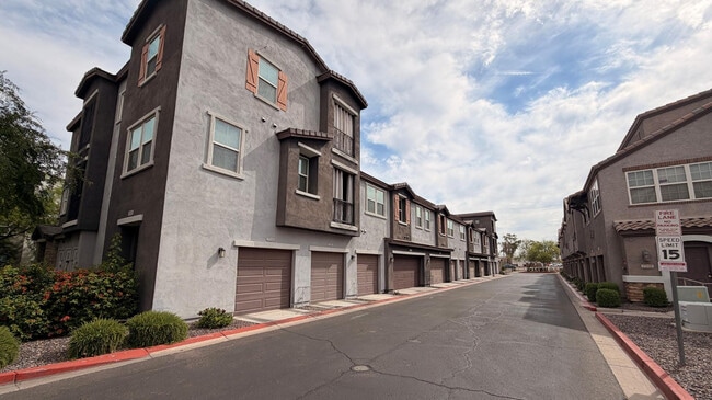 Building Photo - 2348 E Huntington Dr