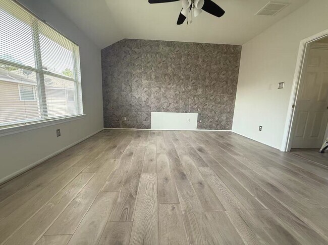 Photo - 16623 Newglen Ln