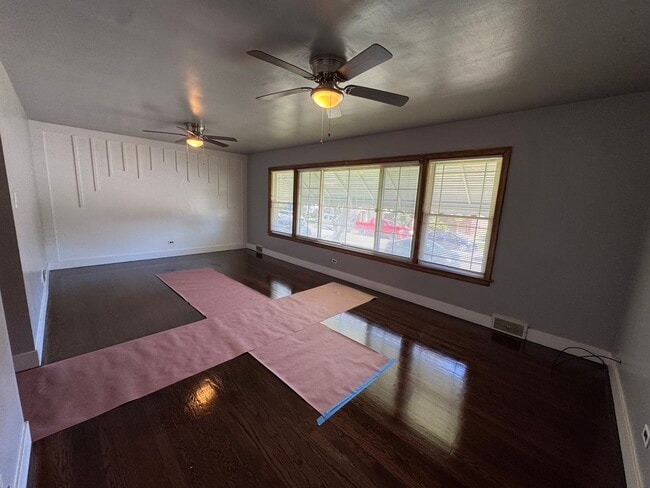 sala de estar/espacio - 1344 Maple Ave Unidad Maple First Floor