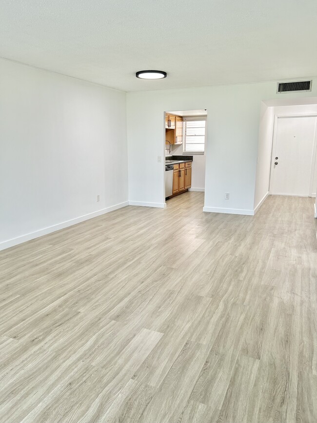 Building Photo - 2431 SW 82nd Ave Unit 204