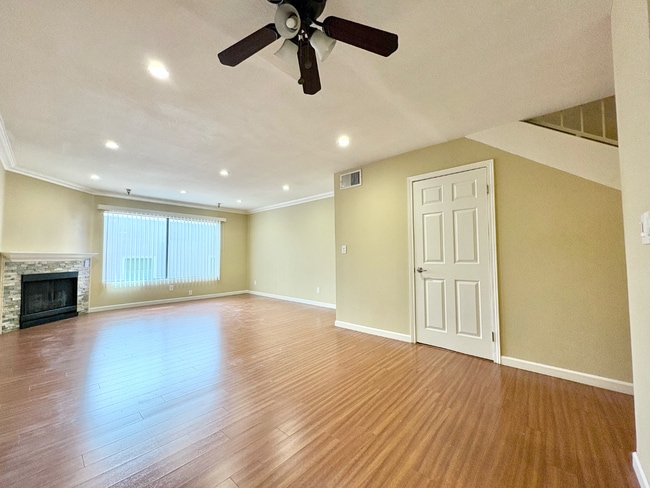 Photo - 14542 Burbank Blvd