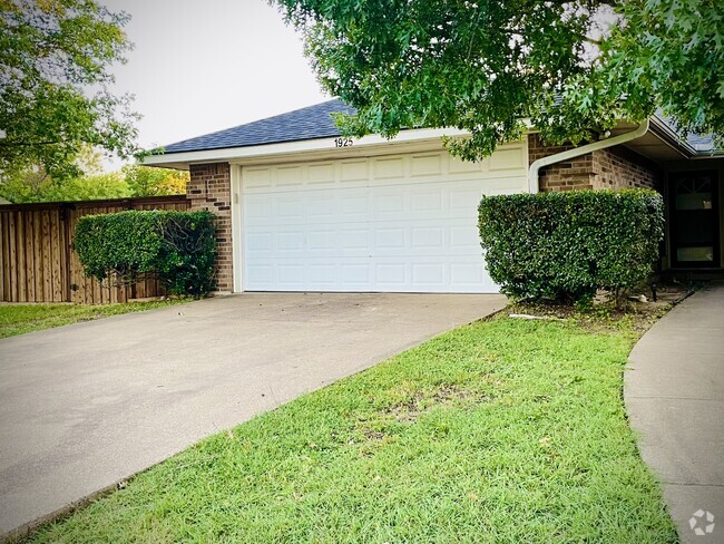 Building Photo - 1925 Spindletop Dr Rental