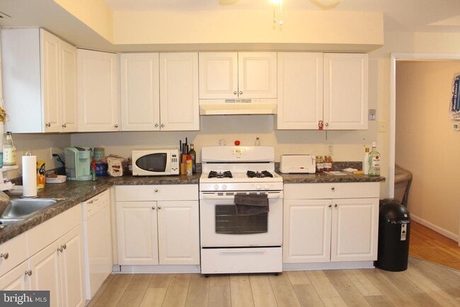 Building Photo - 107 Laurel Ave